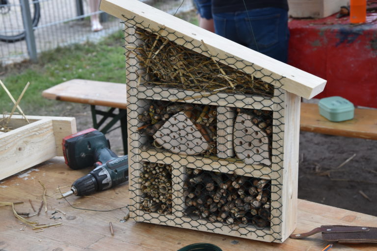 Ferienprogramm 2022. Neue selbstgebaute Hotels für Insekten.